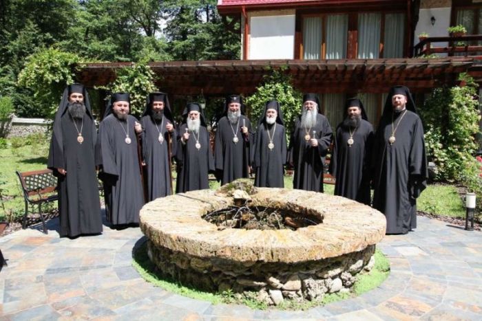 La Mănăstirea Tismana din judeţul Gorj, s-au întrunit marţi, 21 iunie, în şedinţă de lucru Sinoadele reunite al Mitropoliei Olteniei şi Mitropoliei Banatului. După cum ne informează episcopiaseverinului.ro, au fost […]