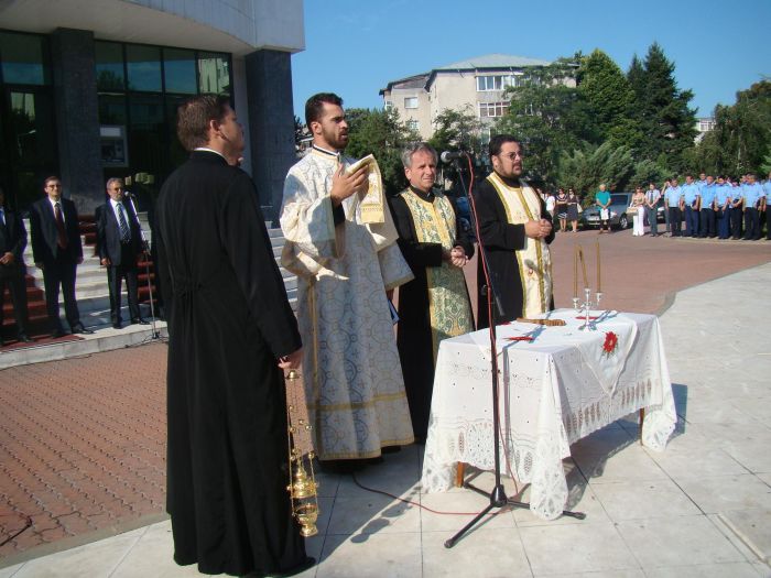 Joi, 29 iulie, pe platoul din faţa Prefecturii Olt a avut loc ceremonia dedicată Zilei Imnului Naţional. Manifestarea a început la ora 900 cu o slujbă religioasă, oficiată de către […]