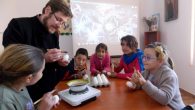 Centrul de zi al Episcopiei Slatinei și Romanaților a organizat marţi, 3 aprilie 2018, un atelier de încondeiat ouă, care s-a adresat copiilor și tinerilor, precum şi părinților acestora, dornici […]